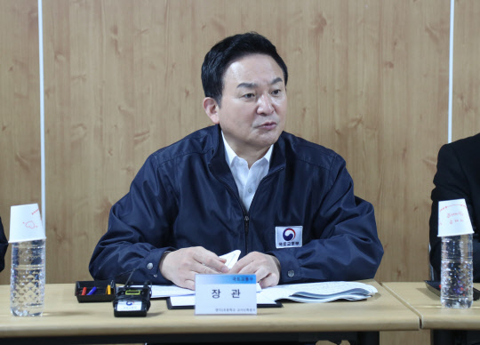 원희룡 국토교통부 장관이 12일 부산 강서구 명문초등학교에서 공사 현장을 점검한 뒤 피해 학부모와 간담회를 하고 있다. 당초 3월 개교 예정이었던 이 학교는 민주노총 집회와 화물연대 파업 등의 영향으로 공사가 예정보다 80일 정도 늦어졌다.<연합뉴스>